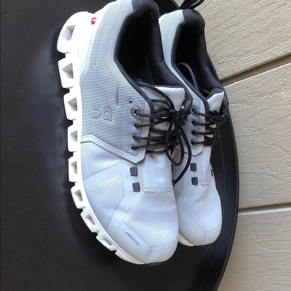On Running Women’s Light Gray Cloud-Style Sneakers